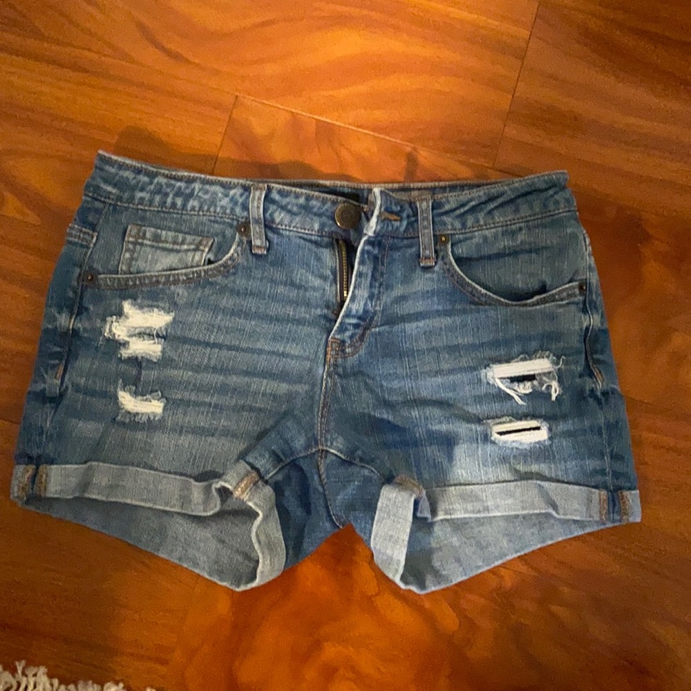 Mid waisted midi jean short.